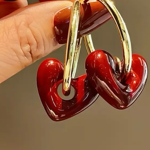 ♥️ NEW Elegant Red Heart Gold Hoop Earrings ♥️ - Picture 1 of 7